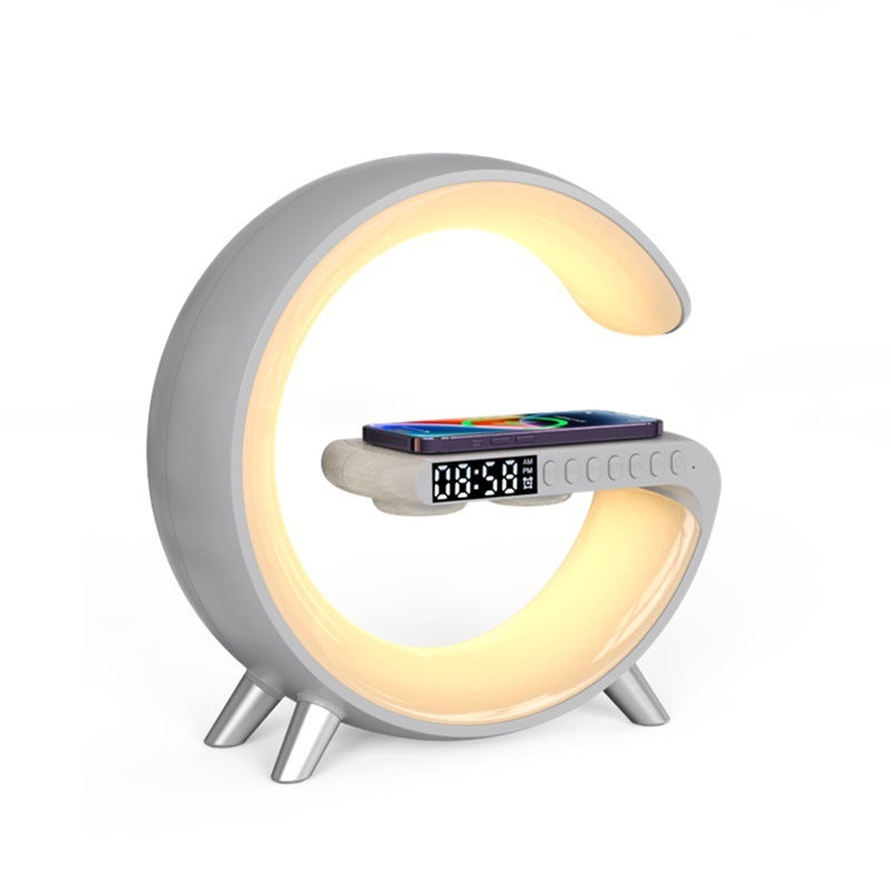 Lámpara LED Inteligente G-Shaped 4 en 1 – Luz Ambiental + Bocina Bluetooth + Cargador Inalámbrico + App Control ORVIA