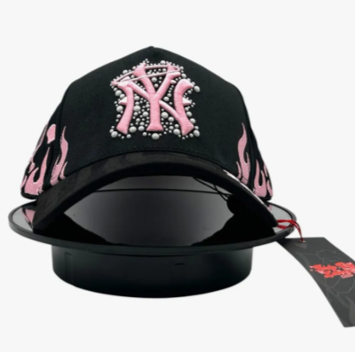 Gorra Thirty One H31 🧢 “NY Perls” Rosa con Flamas – Glam Style de Lujo Edición Limitada