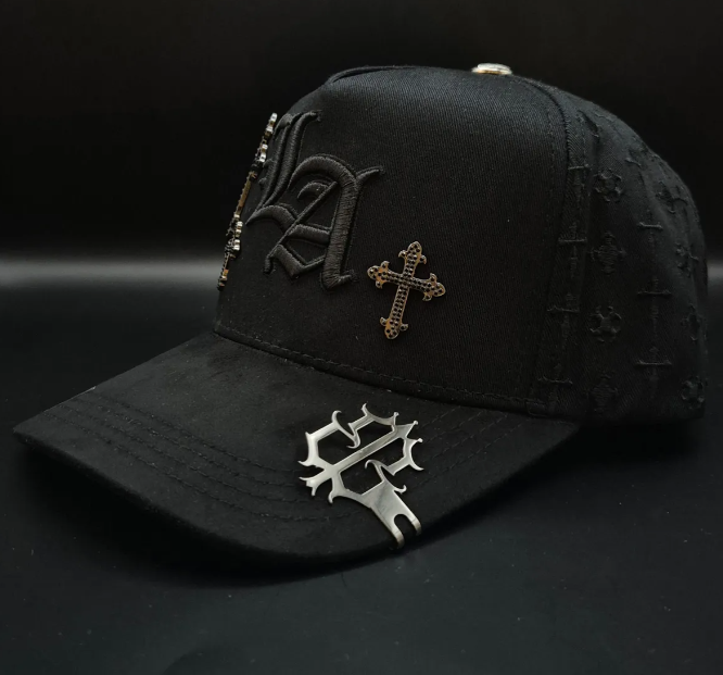 ✨ Gorra Bigg Boss Chrome LA | Cruces Plateadas | Ajustable Negra Elegante