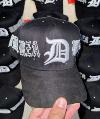 Gorra Fuerza Regida x Dandy Hats 🧢 Letra D + Cristales – Edición Limitada