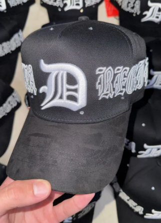Gorra Fuerza Regida x Dandy Hats 🧢 Letra D + Cristales – Edición Limitada