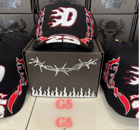 🔥 Gorra El Mago “D” Flamas Rojas G5 – Thirty One Hats | Edición Premium