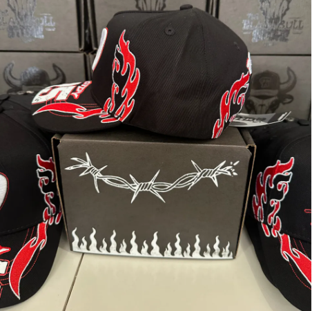🔥 Gorra El Mago “D” Flamas Rojas G5 – Thirty One Hats | Edición Premium