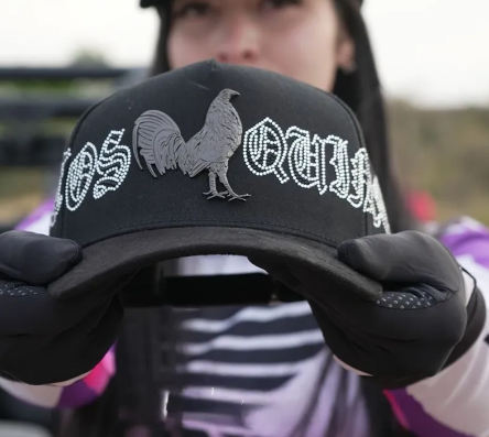 🐓 Gorra Florence Caps “Puestos Quince” | Gallo Bordado 3D | Edición Limitada Estilo Bélico